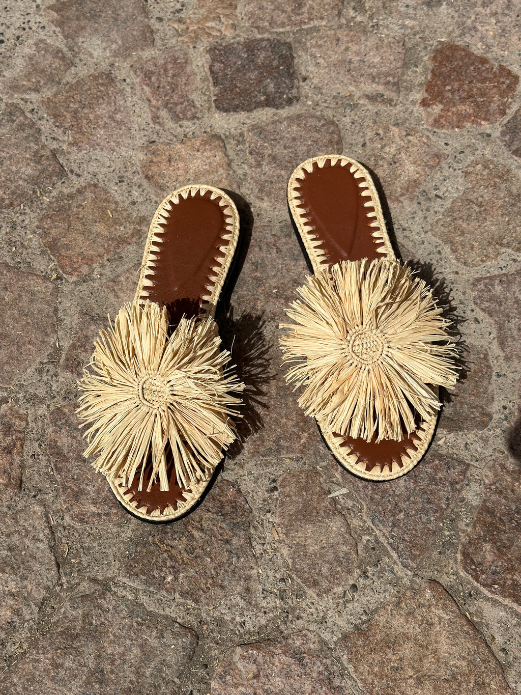 Women's Raffia Flower Flat Slide Sandals – Natural