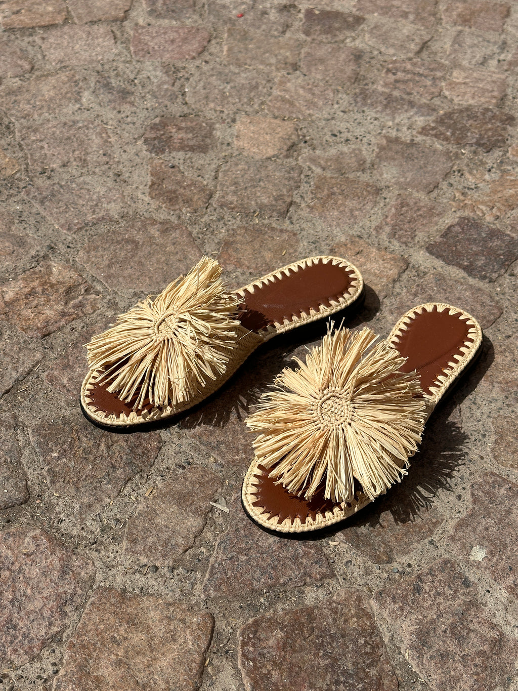 Women's Raffia Flower Flat Slide Sandals – Natural