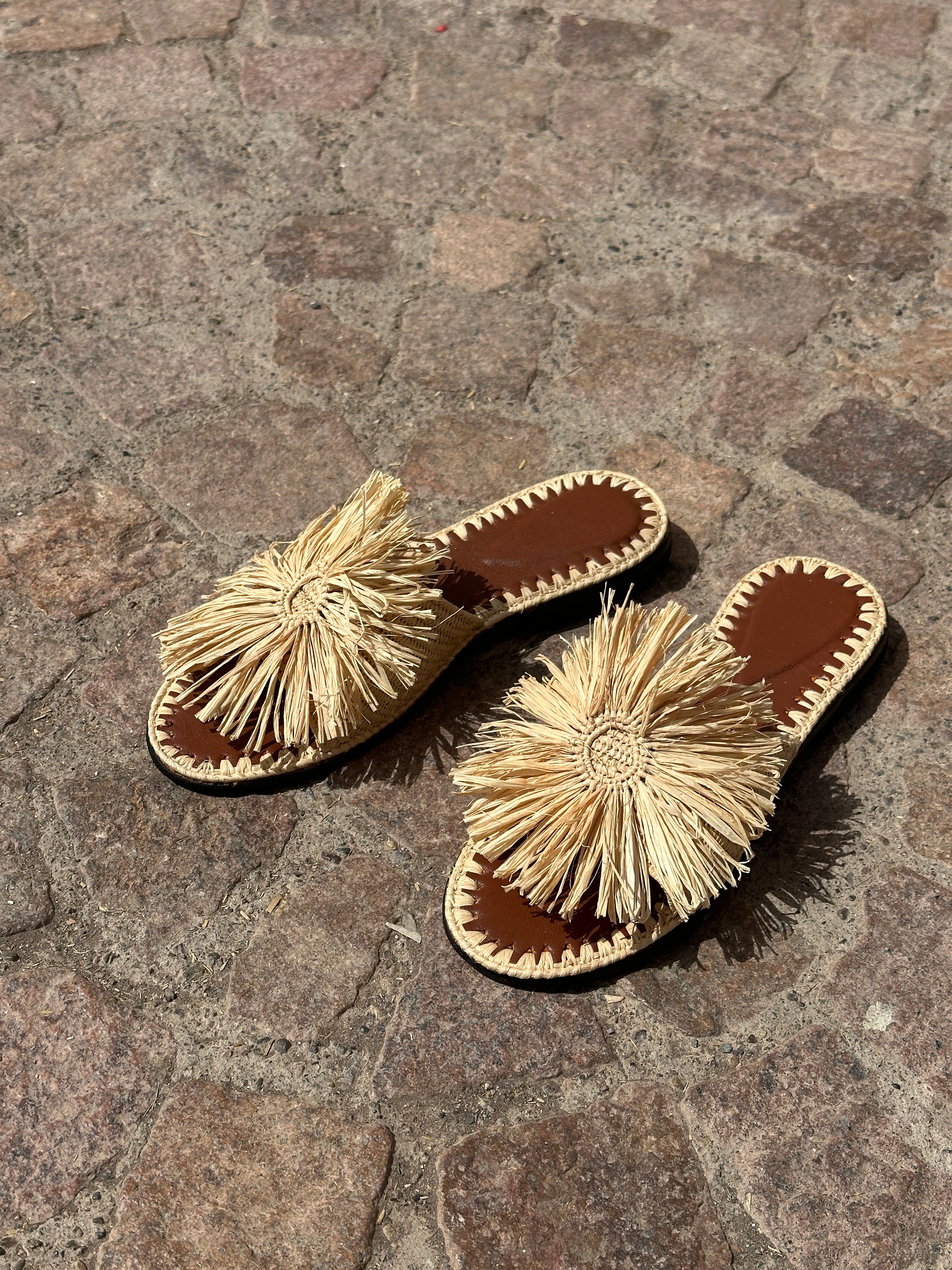 Women's Raffia Flower Flat Slide Sandals – Natural