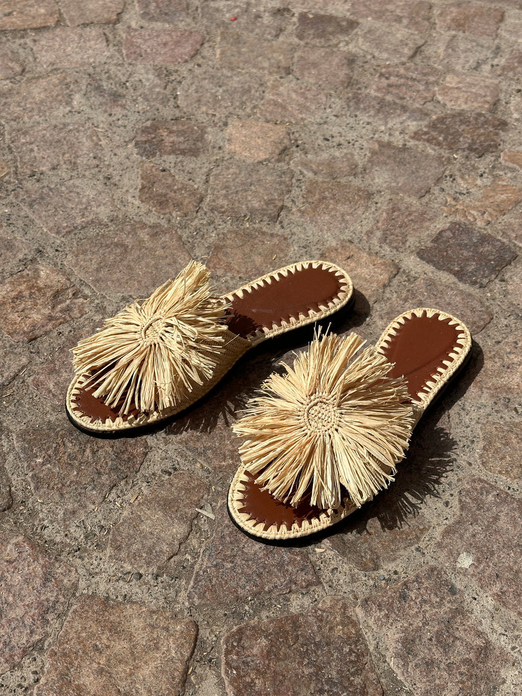 Women's Raffia Flower Flat Slide Sandals – Natural