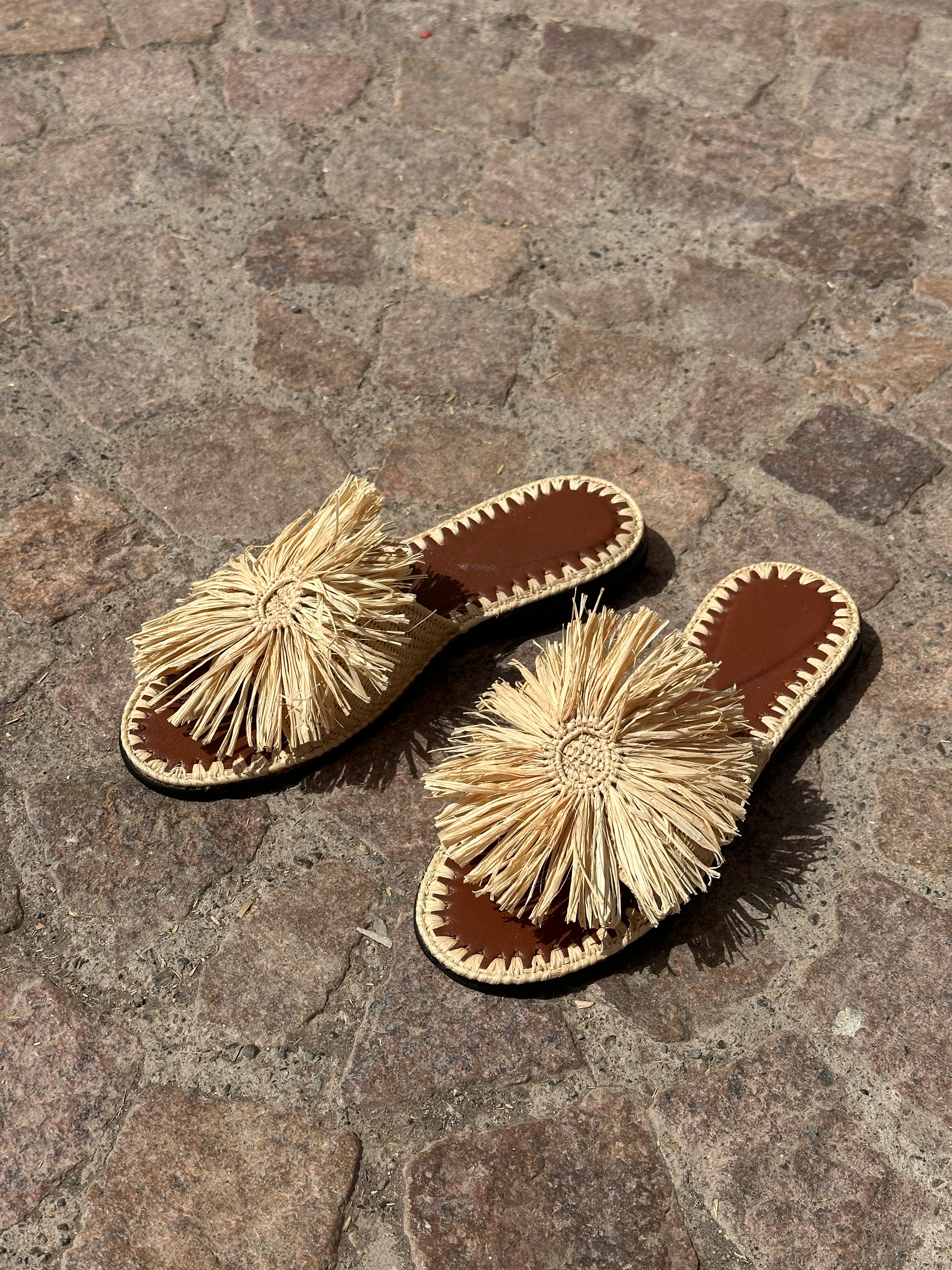 Women's Raffia Flower Flat Slide Sandals – Natural
