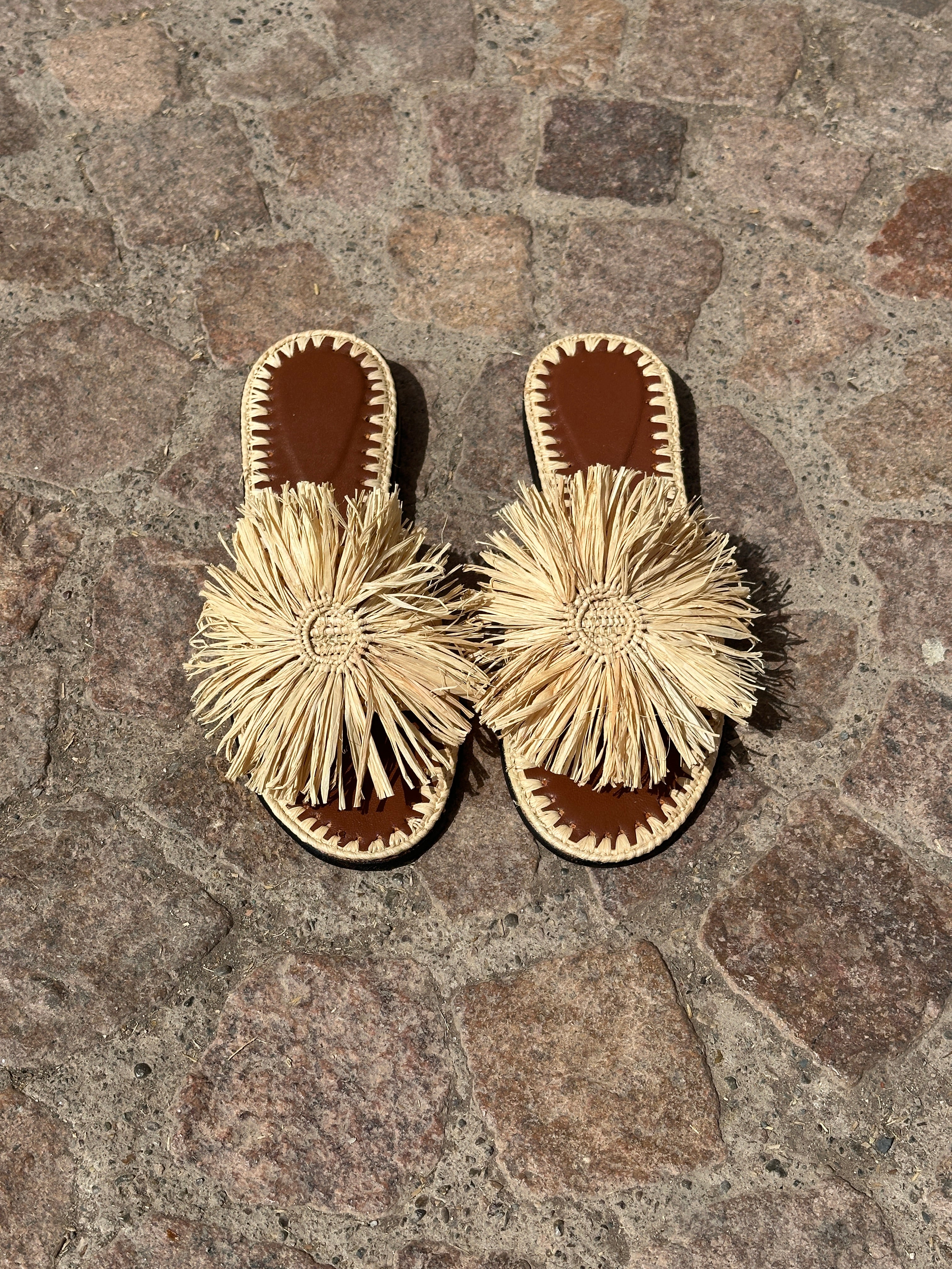 Women's Raffia Flower Flat Slide Sandals – Natural