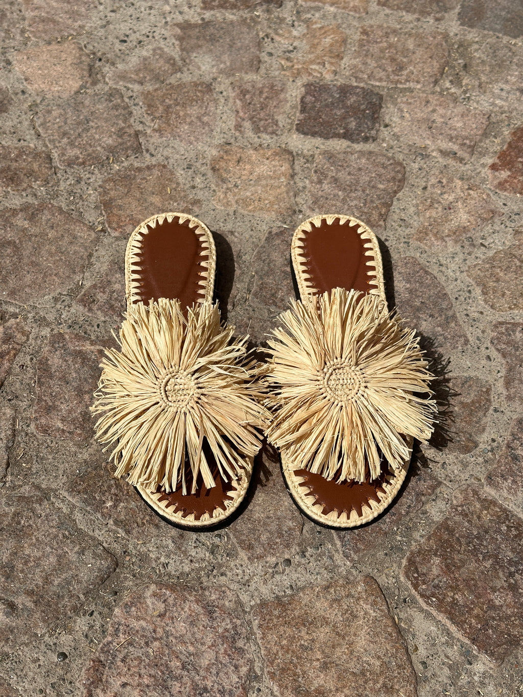 Women's Raffia Flower Flat Slide Sandals – Natural